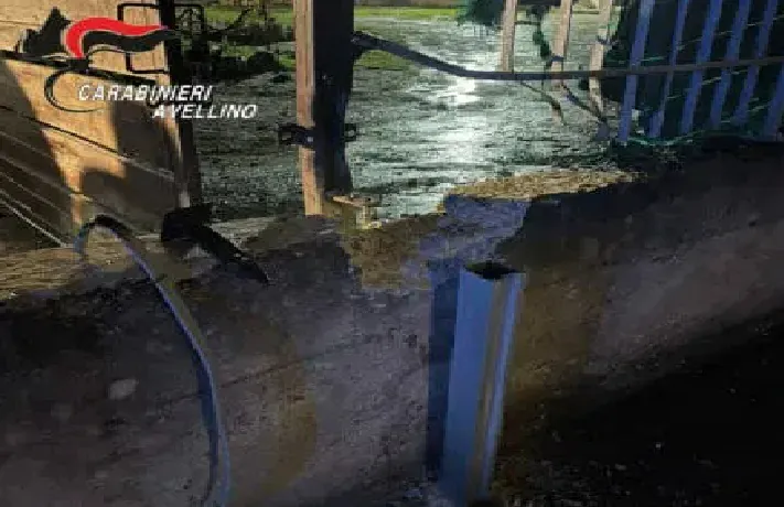 Fa esplodere bomba contro la casa del rivale in amore. FOTO