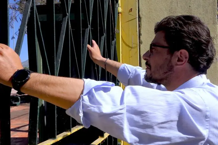 Racioppoli ai cancelli della scuola abbandonata: “Nessuna divisione su questa sfida”