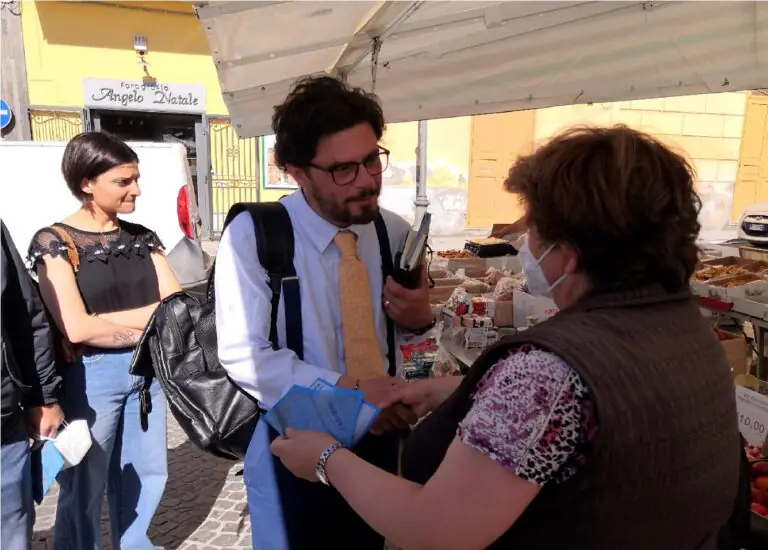 Racioppoli incontra cittadini e mercatali alla fiera settimanale. FOTO