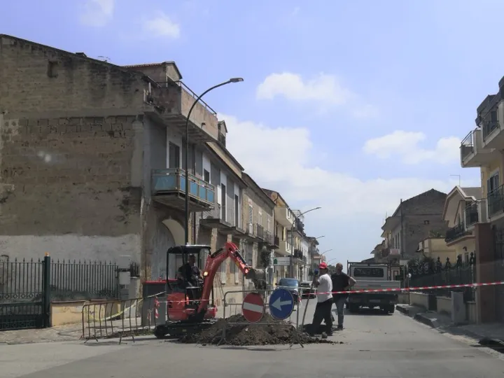 Voragine un via Municipio. Racioppoli: “Dal 12 giugno cambierà tutto”
