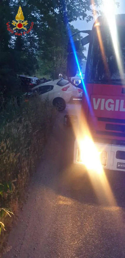 Auto giù dopo scontro, bilancio choc: 3 estratti da lamiere