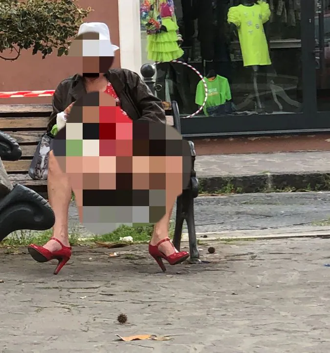 Urina in piazza e si denuda davanti ai passanti: cittadini esasperati