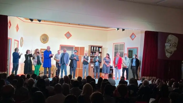 La kermesse ‘Il Teatro è Vita’ conclude omaggiando Napoli con lo spettacolo ‘Vieni avanti cretino’