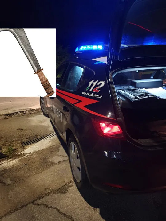 Non vuole pagare carro attrezzi e scatena il panico armato di macete. Nei guai 51enne