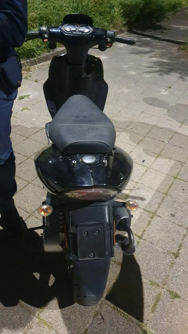 Terribile scontro tra auto e moto: ragazza in ospedale