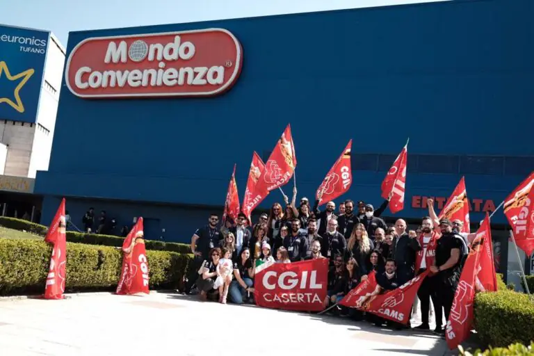 Costretti a lavorare il Primo Maggio, protesta davanti al megastore