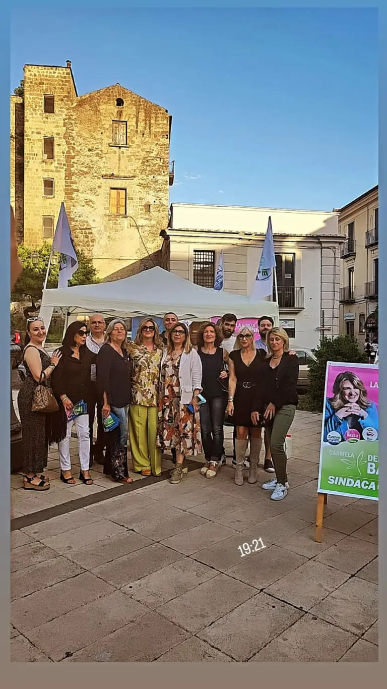 Azione in piazza tra referendum e sostegno alla Del Basso