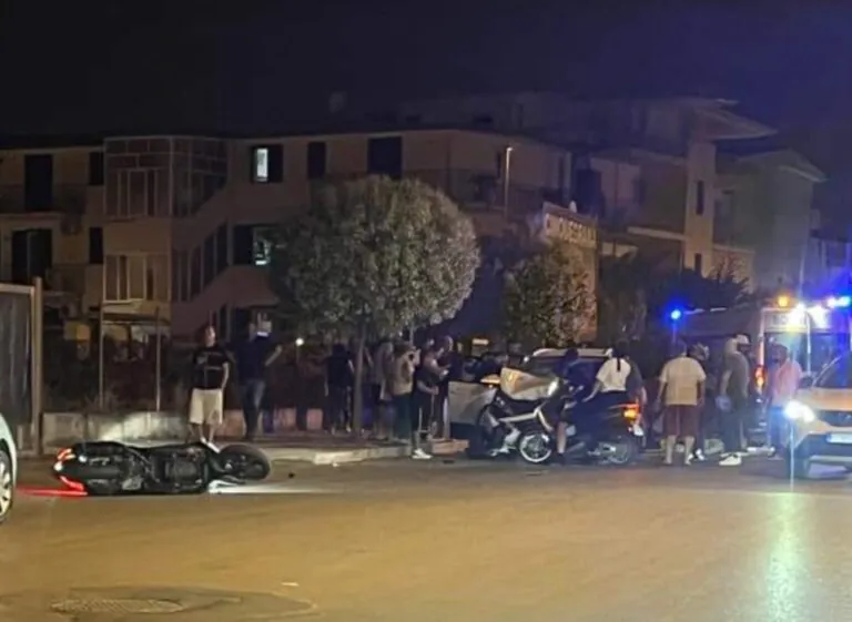 Auto contro moto, giovane vola dopo urto e resta sull’asfalto
