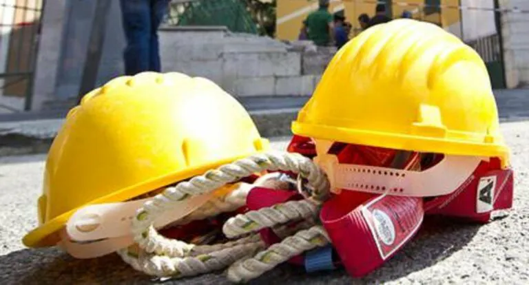Cade dal tetto mentre lavora, operaio muore tragicamente