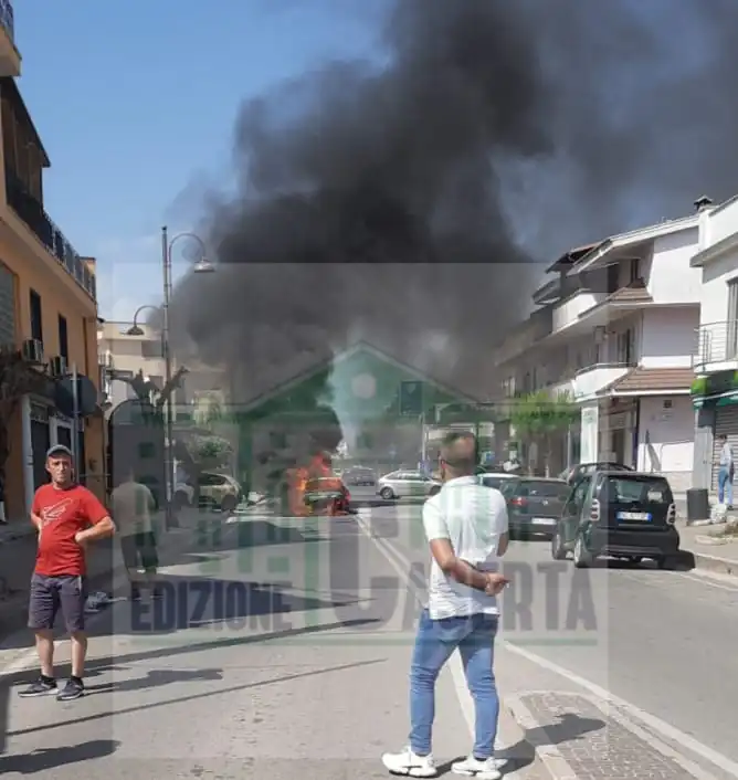 Inferno in strada, auto divorata dalle fiamme. VIDEO