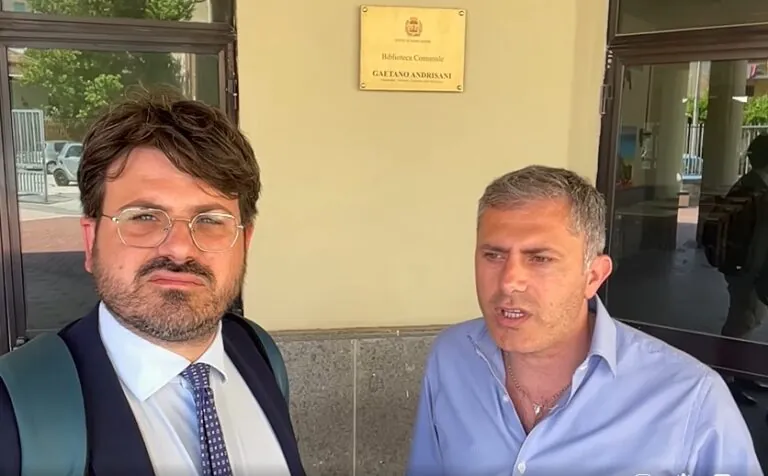 Biblioteca chiusa da 2 anni, il blitz dei consiglieri