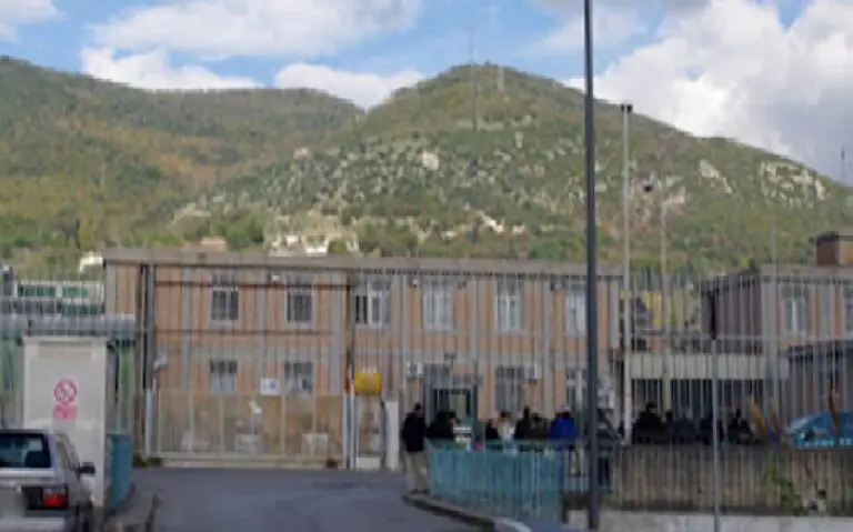 Tenta suicidio, si salva e scatena una rissa tra “compagne”