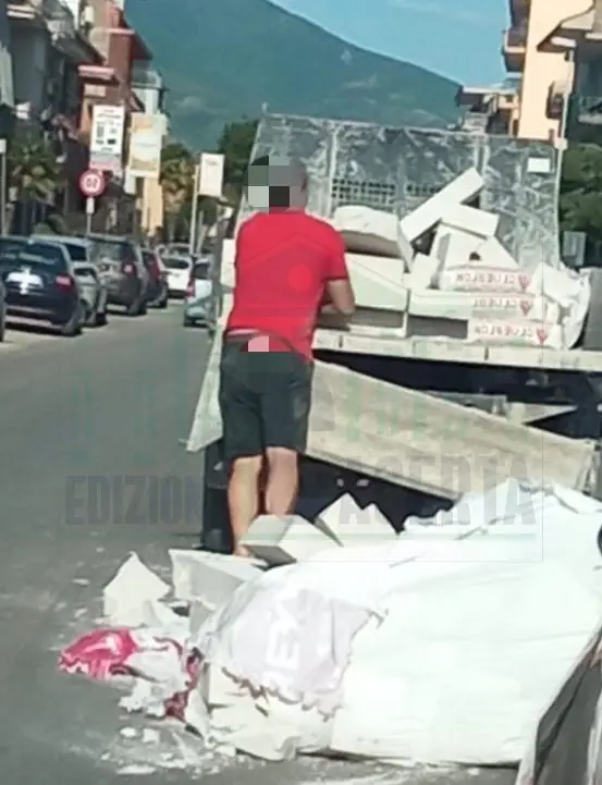 Curva larga al semaforo, straborda il materiale dal camion: Appia in tilt