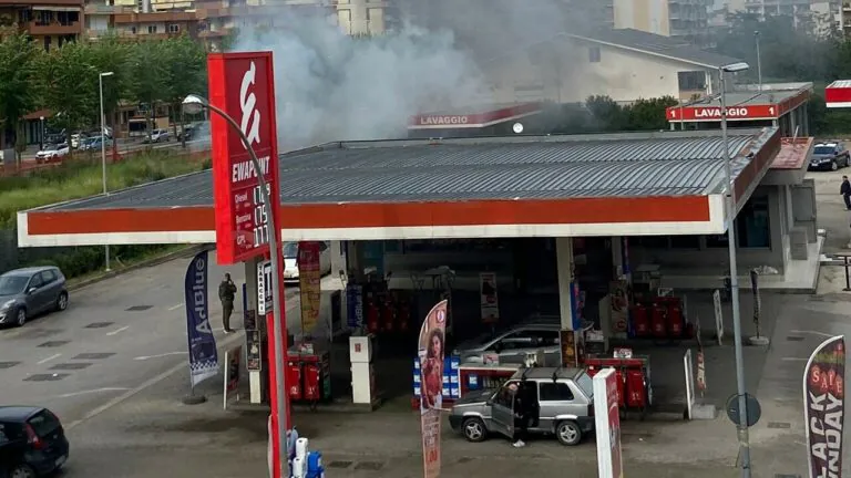 Carabinieri lo fermano al controllo e l’auto prende fuoco, choc al distributore. FOTO
