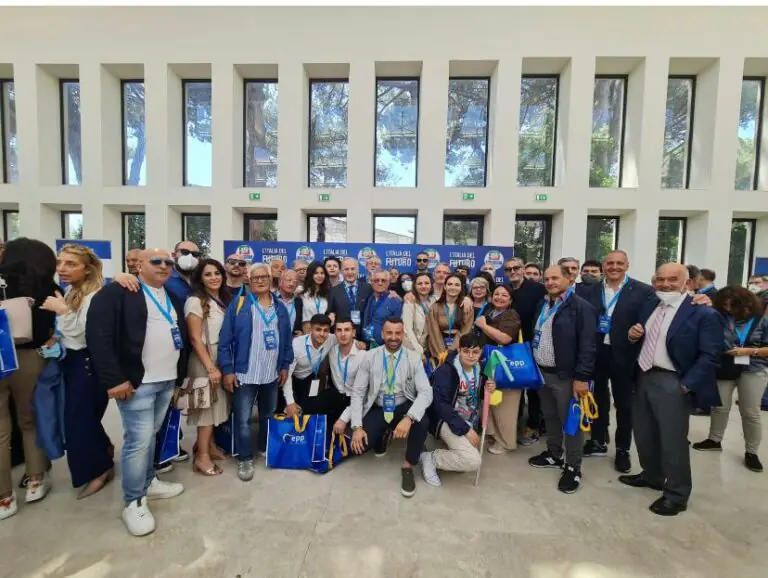 Convention di Forza Italia, da Caserta in pullman per abbracciare Berlusconi