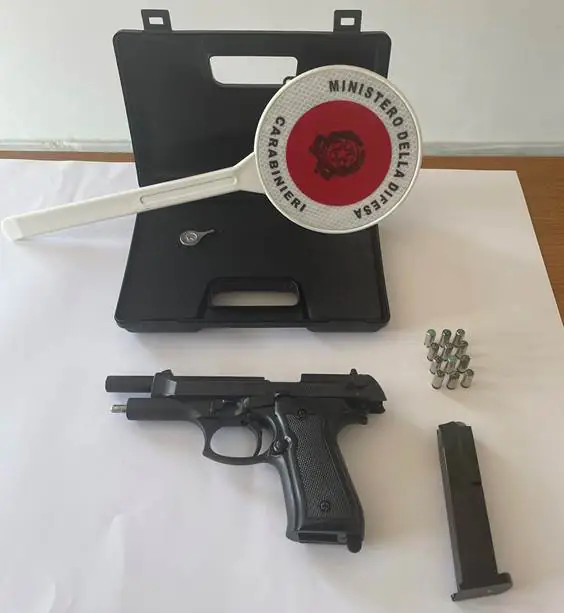 Falso carabiniere stanco di aspettare al bar tira fuori pistola e spara: preso dai veri militari