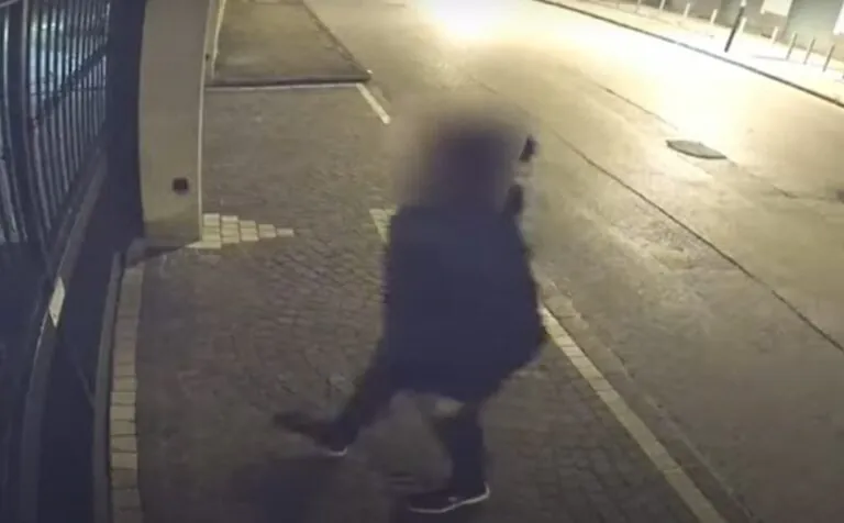 Rientra a casa e si imbatte nei ladri: prima della fuga gli sferrano pugno al volto