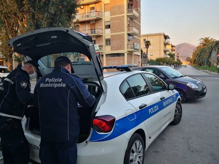 Utilizzavano fotocopie dei permessi invalidi: stanati dalla Municipale
