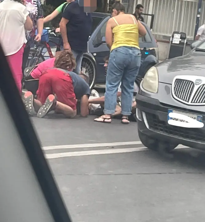 Vola giù dalla bici dopo urto, corsa all’ospedale per giovanissimo studente