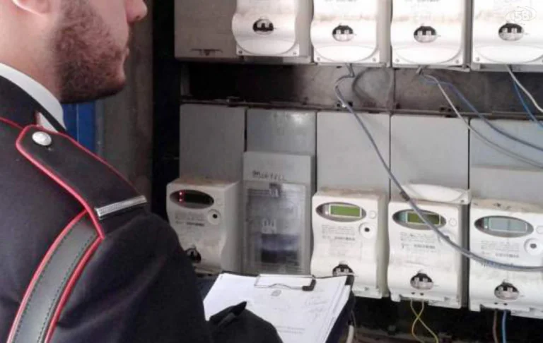 Prende la corrente gratis dal Comune, carabinieri scoprono il “pezzotto”