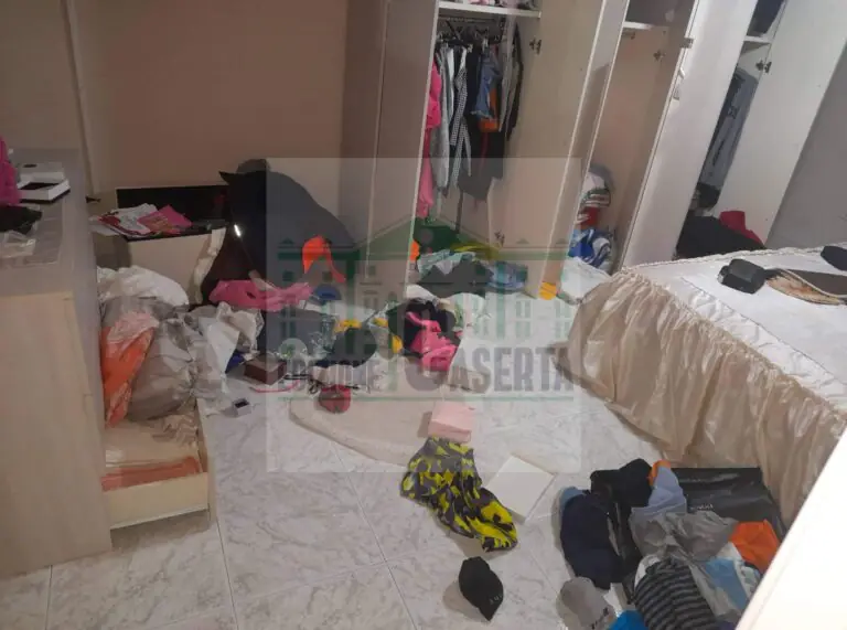 Famiglia via per primo bagno, ladri svaligiano casa e si feriscono: trovate tracce di sangue