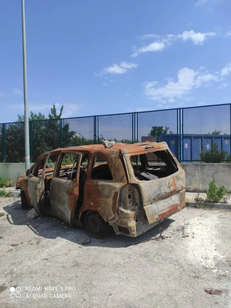 Auto data alle fiamme davanti al mercato: “Sicurezza all’anno zero”