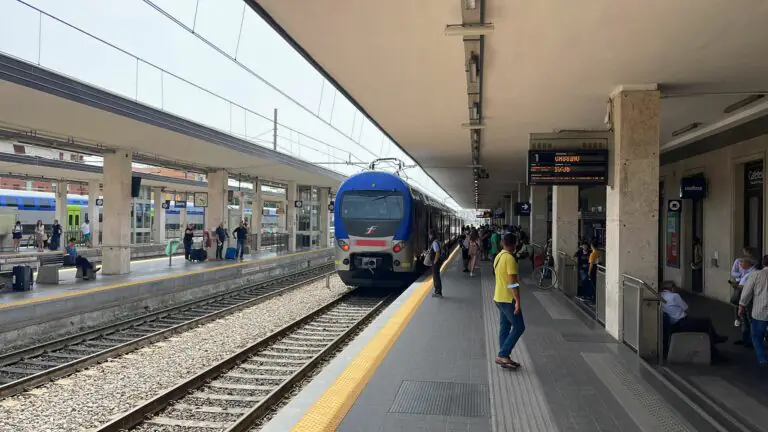 Ritardi di oltre 2 ore e cancellazione dei treni: è caos in stazione