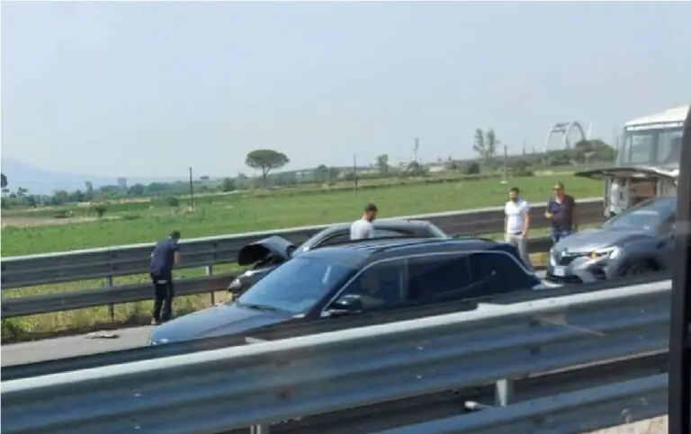 Carambola sulla 7bis, scontro tra camion e 3 auto