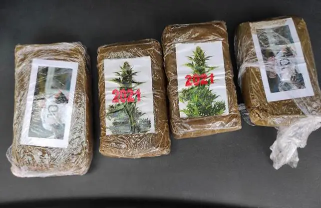 Nasconde panetti di hashish nei pneumatici, blitz con arresto in cantina