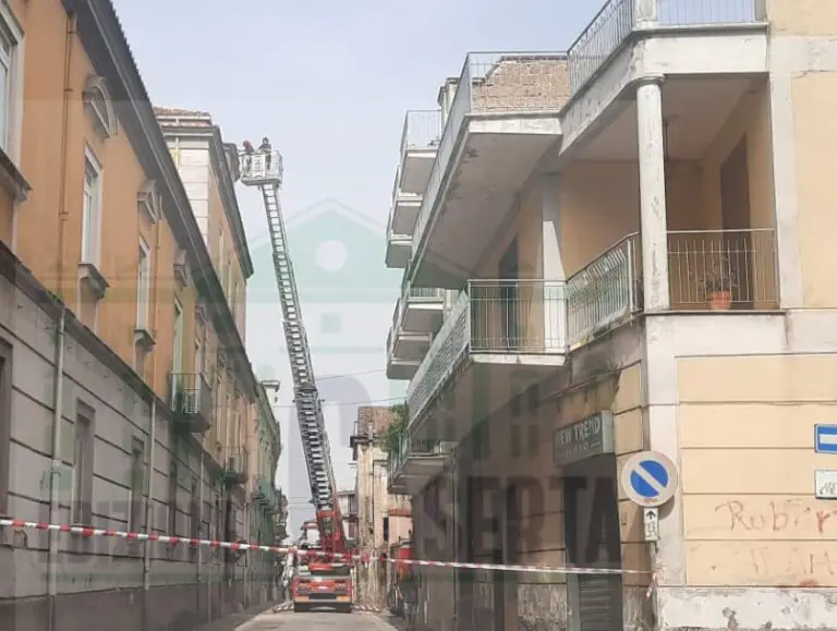 Rischio crollo durante Maturità, chiusa strada dell’istituto superiore: vigili del fuoco in azione