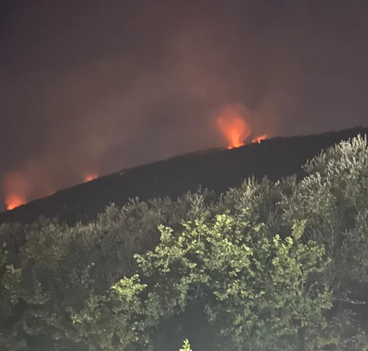 Maxi incendio nel bene confiscato: danni importanti