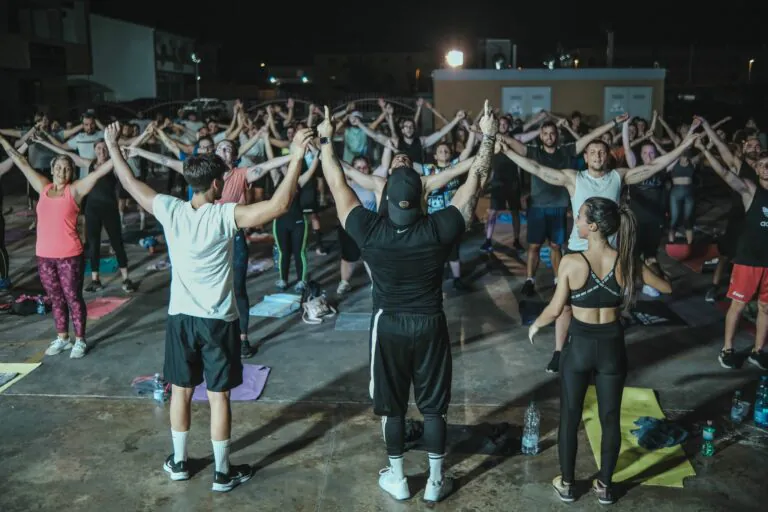 Allenamento con il trainer Bassi: in 100 fuori il centro commerciale