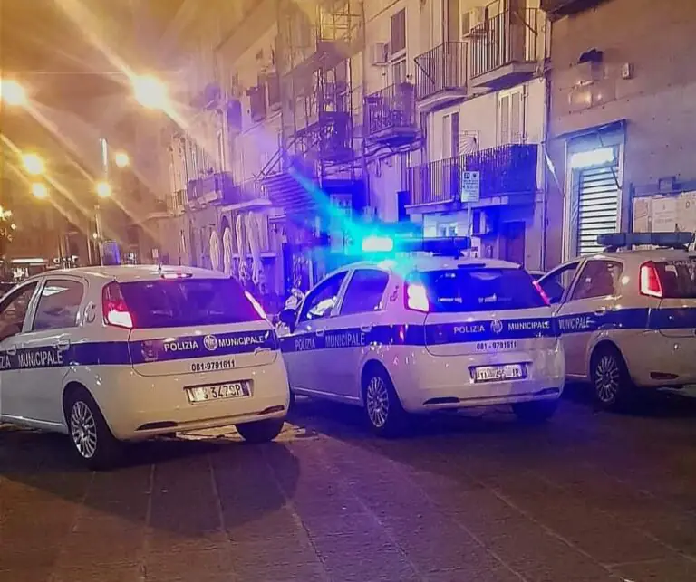 Città fuori controllo: 14enne accoltellato e due agenti aggrediti. C’è un arresto