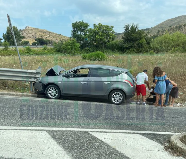 Incidente sulla variante, auto si schianta contro il guard-rail: conducente ferito