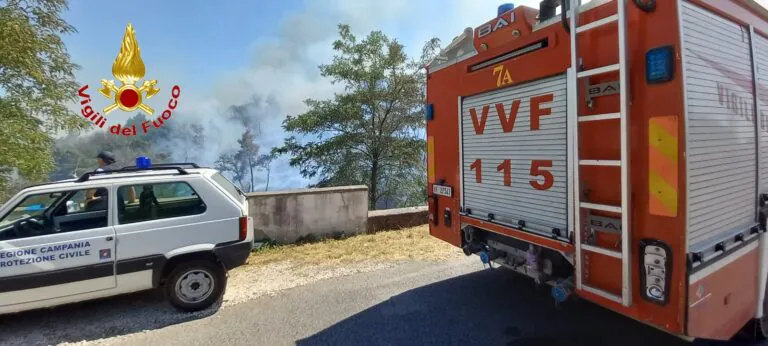 Piromane cacciato dal suo paese dai carabinieri: aveva dato fuoco alla montagna