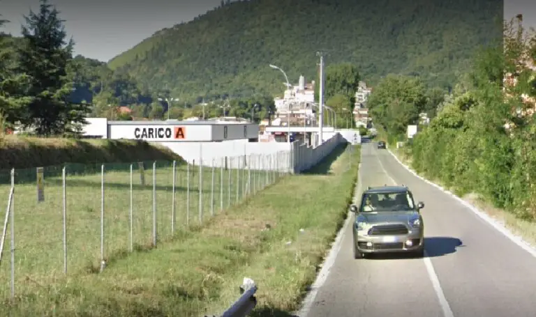 Tragedia davanti all’azienda: autista travolto e ucciso sulla Provinciale