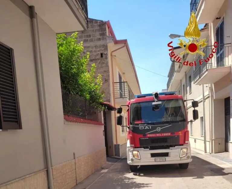 Si ferisce in bagno e chiede aiuto dal balcone: panico in centro