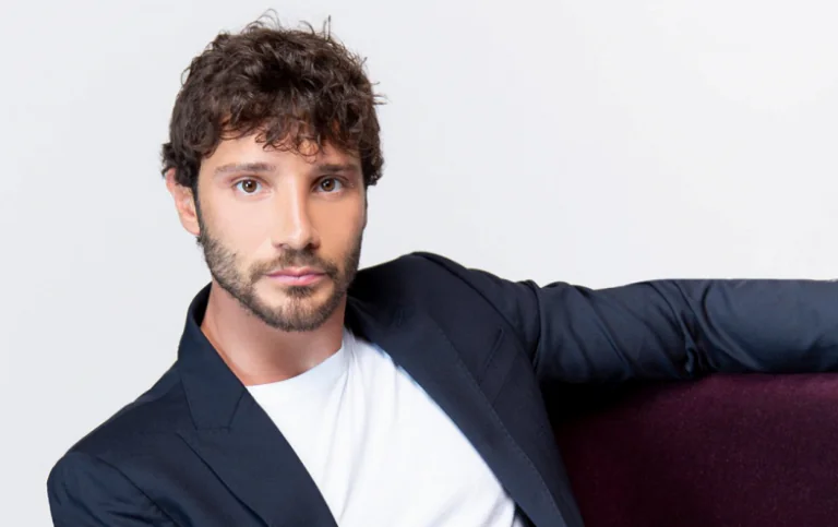 Vandalizzano l’auto di Stefano De Martino con simboli misteriosi