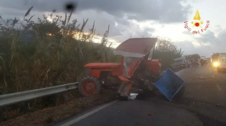 Schiacciato dal trattore dopo manovra, choc nei campi infuocati