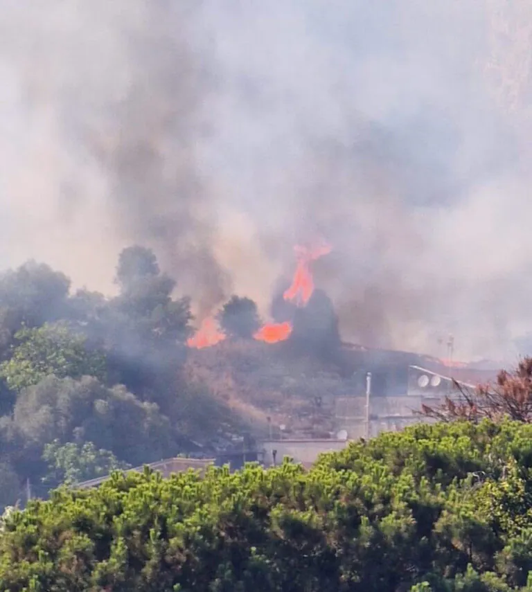 Rogo a San Michele nel casertano: la montagna brucia ancora ed i danni sono ingenti