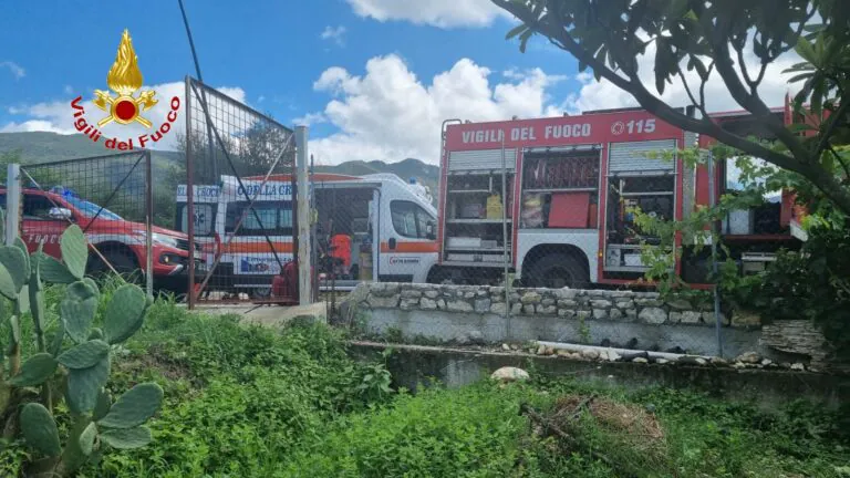 Si ribalta col trattore, resta intrappolato sotto il mezzo agricolo. FOTO