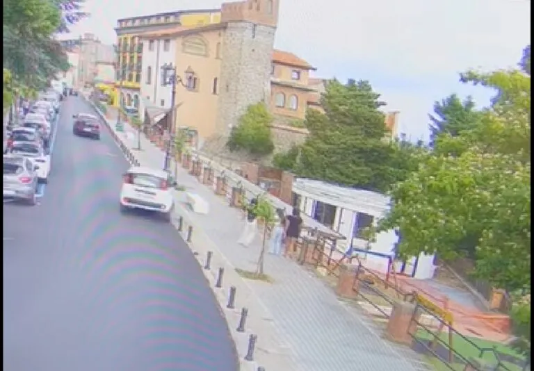 Panda piomba in centro: paletto travolto, 3 giovani rischiano grosso. IL VIDEO