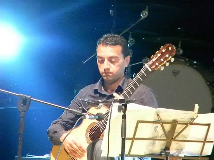“Ti ritroveremo nelle tue passioni e negli occhi della tua bimba”: l’addio al giovane prof di musica
