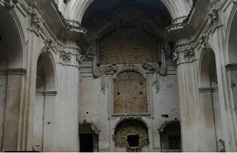 Colpo grosso in Chiesa: rubate le antiche maioliche