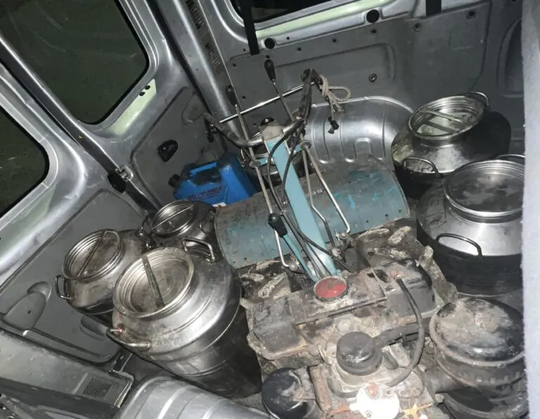 Far west nella frazione, furgone di banditi bloccato dopo colpo in casa: trovato bottino