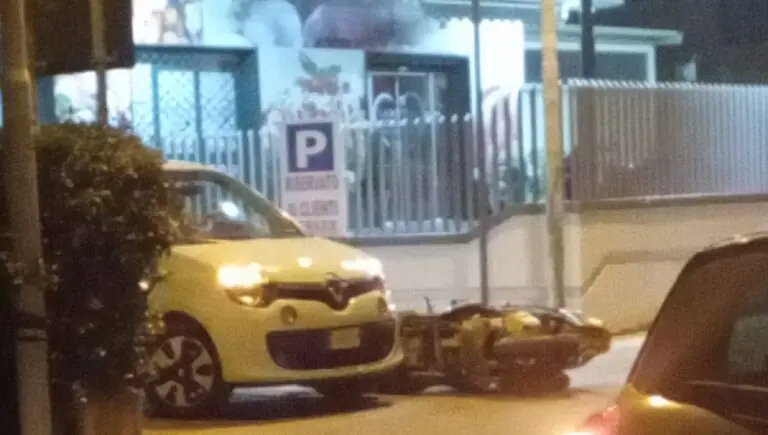 Scooter finisce contro una Twingo, c’è un ferito trasferito in ospedale
