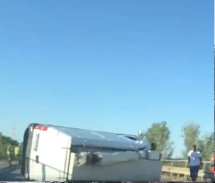Paura sulla Variante: furgone si ribalta, traffico in tilt