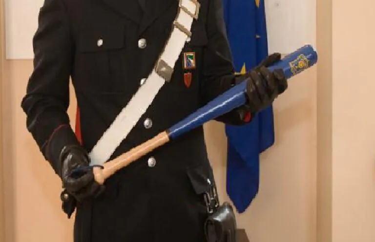 Armato di mazza contro madre, sorella e 118