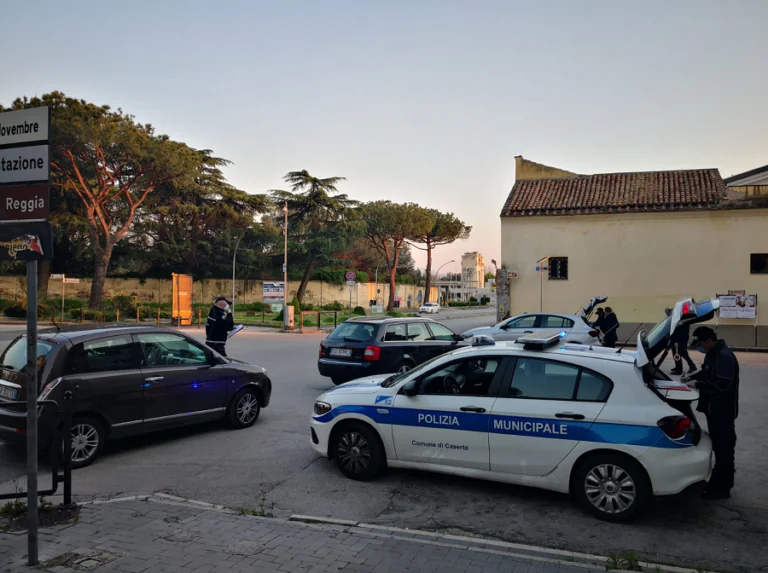 Lotta ai tavolini selvaggi: scattano le multe per 25 attività