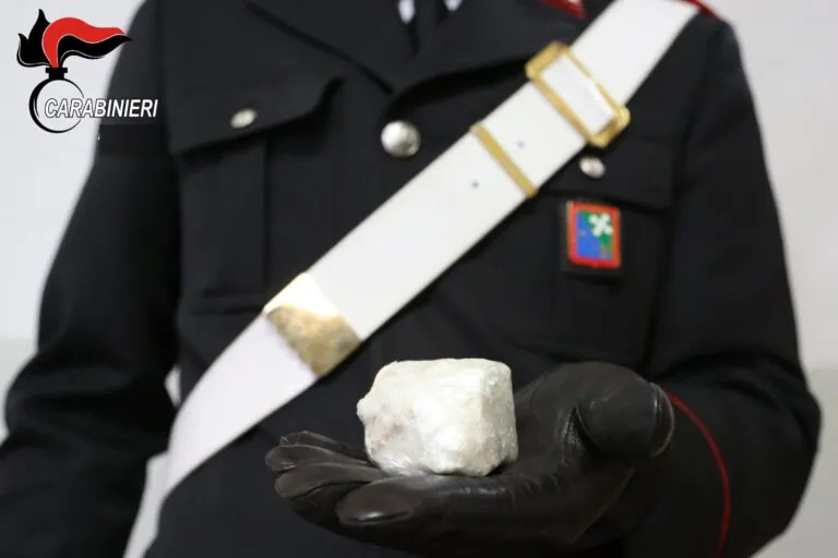 Anziana con problemi si ritrova 4 giovani in casa: le lanciano pietre e insulti